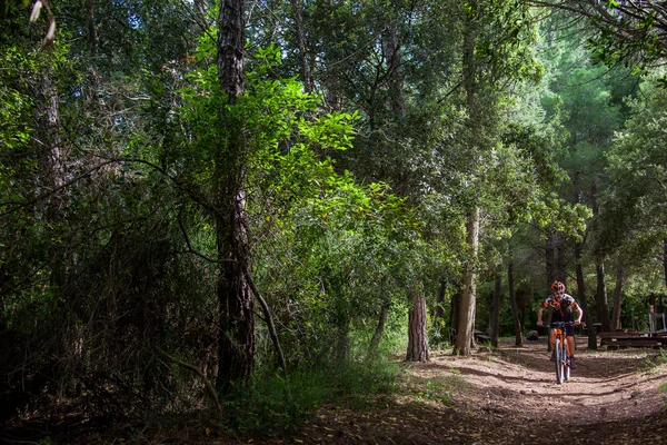 Bibbona, Toscana, Italien-maj 24, 2016: livsstil mountainbike — Stockfoto