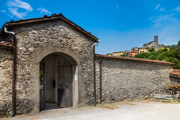 Ceserana und die mittelalterliche festung, garfagnana, toskana, italien — Stockfoto