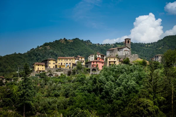 Ceserana e a fortaleza medieval, Garfagnana, Toscana, Itália — Fotografia de Stock