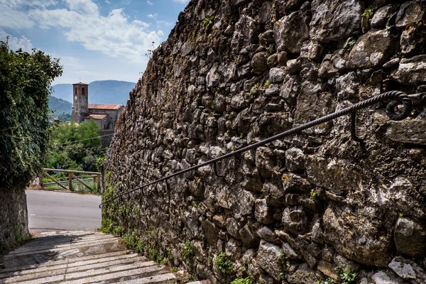 Ceserana と中世の要塞、ガルファニャーナ, トスカーナ, イタリア — ストック写真
