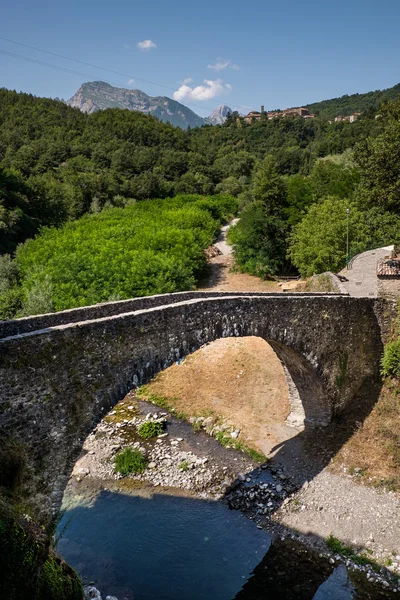 San Michele středověkého mostu, Piazza al Serchio, Lucca — Stock fotografie