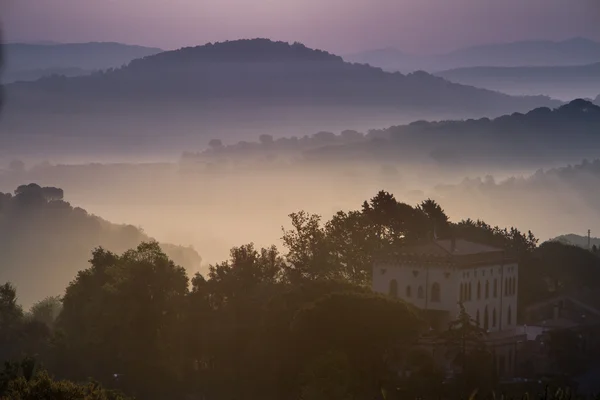 Guardistallo, Toscane, Italie, paysage sur le brouillard — Photo