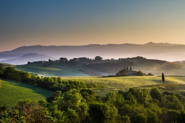 Guardistallo, Toscane, Italie, landschap op de mist — Stockfoto