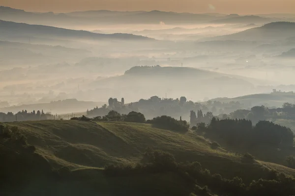 Guardistallo, Τοσκάνη, Ιταλία, τοπίο στην ομίχλη — Φωτογραφία Αρχείου