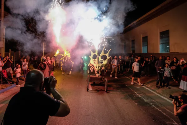 Pontedera, Centrum Sete Sois Sete Luas, espectáculo de fuego Avalot —  Fotos de Stock