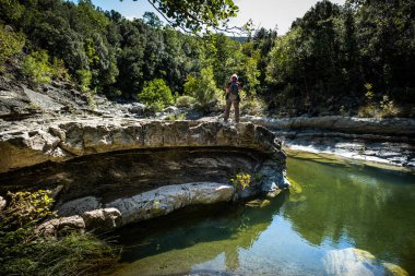 Pomarance belediyesinin yalnızca 17 sakini bulunan ve Monterufoli-Caselli Doğa Rezervi 'nin ortasındaki metal tepelerde bulunan Cecina Nehri' nin Libbiano bölgesinin bir kolu olan Trossa Nehri boyunca kaya oluşumları. Provinc