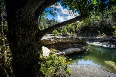 Pomarance belediyesinin yalnızca 17 sakini bulunan ve Monterufoli-Caselli Doğa Rezervi 'nin ortasındaki metal tepelerde bulunan Cecina Nehri' nin Libbiano bölgesinin bir kolu olan Trossa Nehri boyunca kaya oluşumları. Provinc