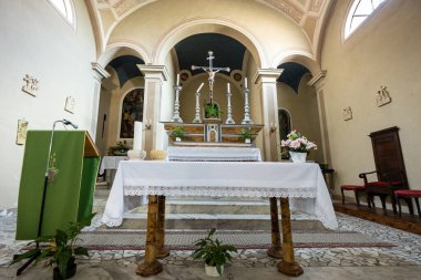 Monterufoli-Caselli Doğa Rezervi 'nin ortasındaki metalik tepelerde bulunan Pomarance belediyesinin yalnızca 17 sakiniyle birlikte Libbiano' daki Saints Simon ve Judas kilisesinin içinde. Pisa ili, Toskana İtalya.