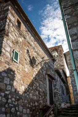 Monterufoli-Caselli Doğa Rezervi 'nin ortasındaki metalik tepelerde bulunan Pomarance belediyesinin sadece 17 sakiniyle birlikte Libbiano' daki Saints Simon ve Judas 'ın çan kulesi. Pisa ili, Toskana İtalya.