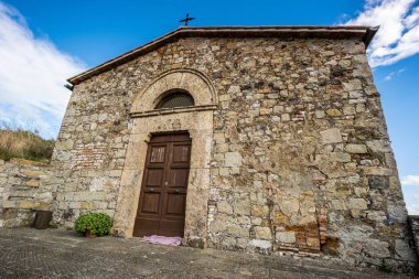 Santo Michele Arcangelo Kilisesi, Pomarance belediyesinin Micciano kesiminde, 470 metre yükseklikte Monterufoli-Caselli Doğa Koruma Alanının ortasındaki metal tepelerde yer almaktadır. Pisa ili, Toskana İtalya.
