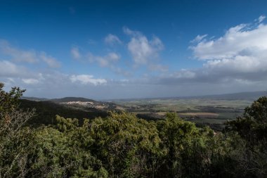 Gabbro köyünün Le Palazzine 'den Rosignano Marittimo, Tuscany, İtalya' ya uzanan Livorno tepelerindeki yürüyüş sırasında genel görünümü