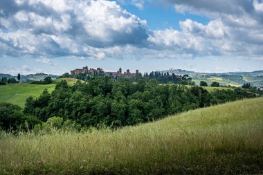 Certaldo 'da seyahat eden Canonica parkındaki selviler arasında Casale vadilerini keşfetmek için panoramik bir manzara, aşındırıcı fenomenlerle dolu bir manzara, Floransa, Toskana - İtalya' nın antik Certaldo köyüne son bir ziyaret.