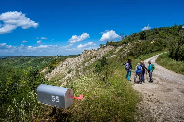 Certaldo Italy Травня 2021 Невідома Людина Алюмінієва Поштова Скринька Сільській Стокове Зображення