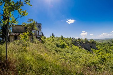 Kadim terk edilmiş ev ve Casale vadilerini keşfetmek için Certaldo 'da yürüyüş, aşındırıcı fenomenlerle dolu bir manzara, Floransa' nın Toskana bölgesindeki Certaldo antik köyüne son bir ziyaret.