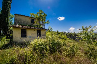Kadim terk edilmiş ev ve Casale vadilerini keşfetmek için Certaldo 'da yürüyüş, aşındırıcı fenomenlerle dolu bir manzara, Floransa' nın Toskana bölgesindeki Certaldo antik köyüne son bir ziyaret.