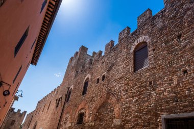 Casale vadilerini keşfetmek için Certaldo 'ya seyahat, aşındırıcı fenomenlere sahip bir manzara ve son bir ziyaret ile Floransa, Toskana' nın antik köyü Certaldo 'ya - İtalya