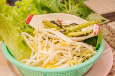 Birçok sebze tabağı yumuşak odak, yemek noodles ile.