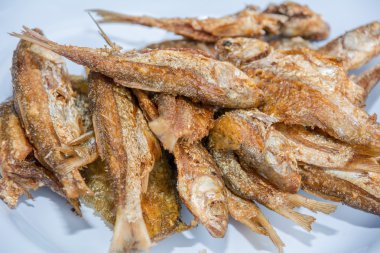 Tabakta kızarmış balık..