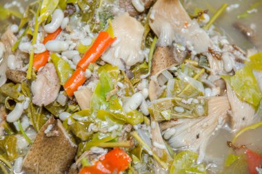 çorba Tay tarzında beyazlatılmış yabani otlar.