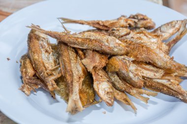 Tabakta kızarmış balık..