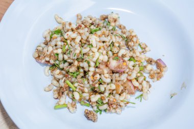 Kırmızı karınca yumurta baharatlı salata otlar ile