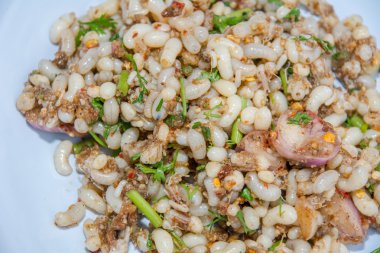 Kırmızı karınca yumurta baharatlı salata otlar ile