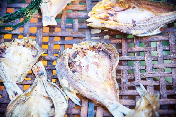 Sardinha seca em cesta de bambu — Fotografia de Stock