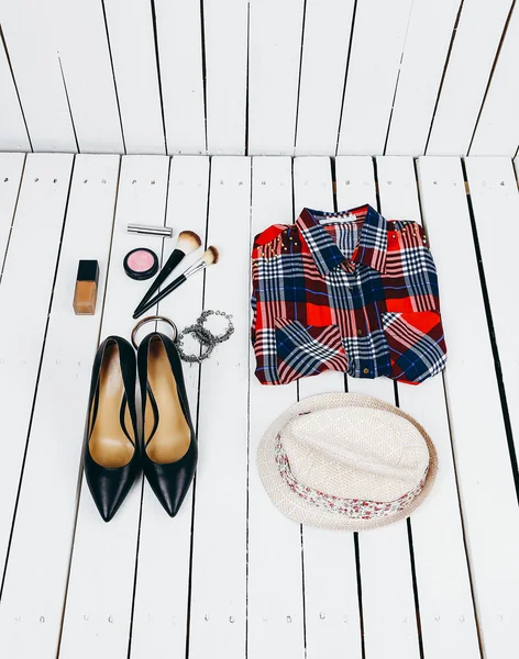 El collage de estilo de la ropa sobre el fondo de madera con la camisa en la jaula adorna los cosméticos y los zapatos de moda —  Fotos de Stock