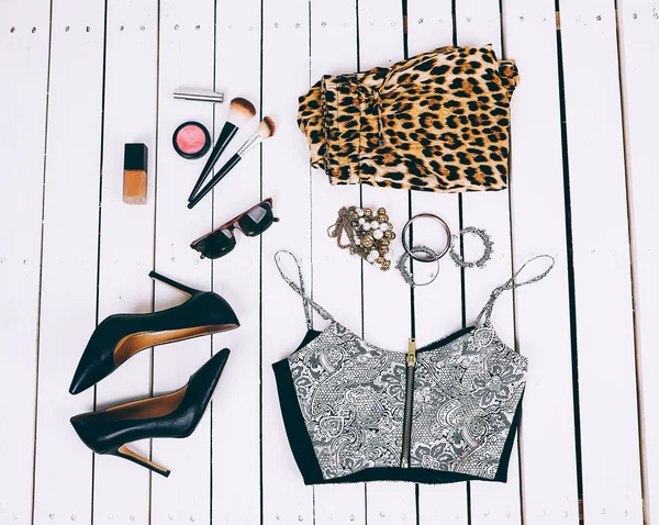 Elegante collage de ropa en el fondo de madera con brillantes adornos de topom de verano cosméticos y pantalones de leopardo de moda tuflyamii —  Fotos de Stock