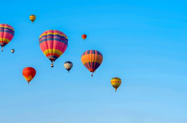 Renkli sıcak hava balonları