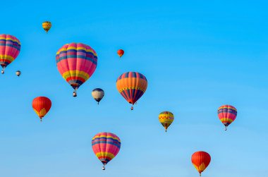 Renkli sıcak hava balonları