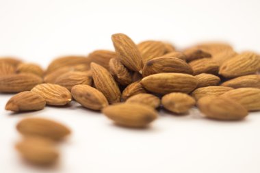 Beyaz arkaplanda fındıklar