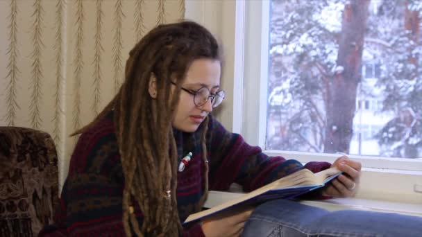 Девушка читает книгу — стоковое видео