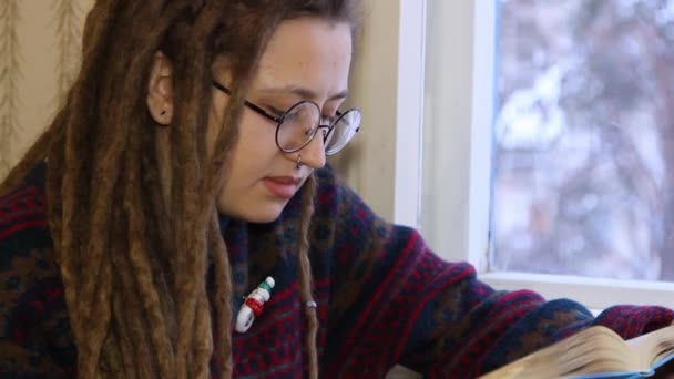 Menina lendo um livro — Vídeo de Stock