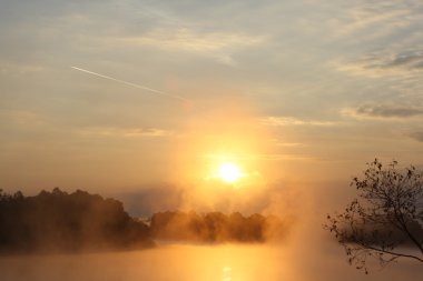 Nehrin üzerinde gün doğumu