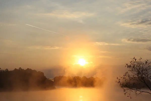 Nehrin üzerinde gün doğumu