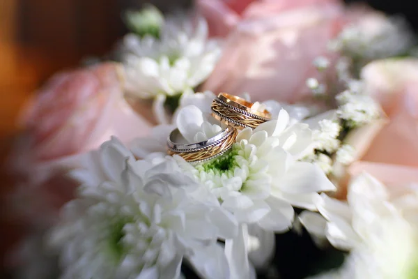 Alyans düğün buket üzerinde