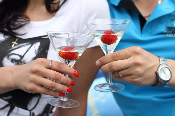 erkek ve kadın martini içme