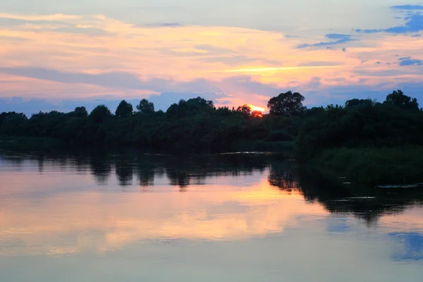 Yaz aylarında nehir üzerinde pembe günbatımı