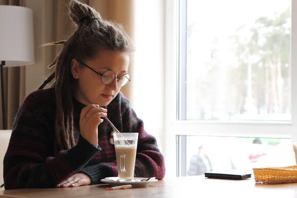 Genç kız içki kokteyl