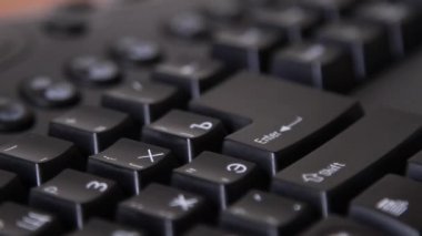 Enter tuşuna bilgisayar klavye üzerinde parmak