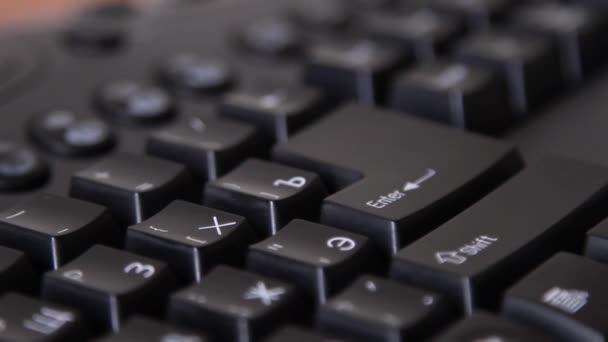 Палец на клавишу Enter клавиатуры компьютера — стоковое видео