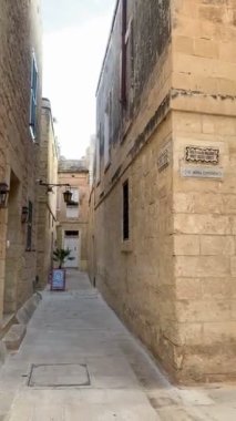 Valletta, Malta - 25 Eylül 2025, Valletta Mount Carmel kilisesiyle gün doğumunda. Anglikan Katedrali. Akdeniz seyehat yeri, Marsamxett Limanı ve Saint Paul Katedrali