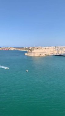 Valletta, Malta - 25 Eylül 2025, Valletta Mount Carmel kilisesiyle gün doğumunda. Anglikan Katedrali. Akdeniz seyehat yeri, Marsamxett Limanı ve Saint Paul Katedrali