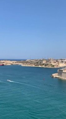 Valletta, Malta - 25 Eylül 2025, Valletta Mount Carmel kilisesiyle gün doğumunda. Anglikan Katedrali. Akdeniz seyehat yeri, Marsamxett Limanı ve Saint Paul Katedrali