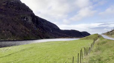 Güzel Norveç doğası fiyortlu ve dağlı doğal manzara. Norveç 'te muhteşem doğası olan güzel fiyortlar. Geleneksel Norveç balıkçı köyü. Güzel bir yansıma. Güzellik dünyası. Göl görünümleri
