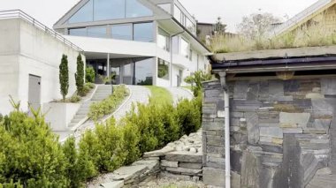 Stavanger, Norveç - 29 Ekim 2025 Norveç 'te geleneksel renkli ahşap ev. Sisli Norveç köyündeki ahşap ev. Gable çatısı olan Norveç evleri. İskandinav sokakları. Eski tarz evler.. 