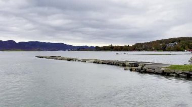 Güzel Norveç doğası fiyortlu ve dağlı doğal manzara. Norveç 'te muhteşem doğası olan güzel fiyortlar. Geleneksel Norveç balıkçı köyü. Güzel bir yansıma. Güzellik dünyası. Göl görünümleri