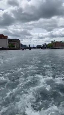 Kopenhag, Danimarka - 28 Eylül: Bir yaz gününde Nyhavn bölgesi. Su kanalı. Şehirde yeni lüks evleri olan modern ve pahalı bir yer. Kanal birçok tarihi ahşap gemiye ev sahipliği yapar..