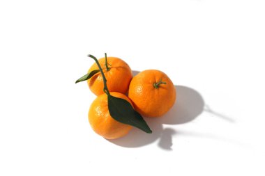 Mandalina ya da portakal mandalinası beyaz arkaplanda izole, makale ya da ticari için iyi